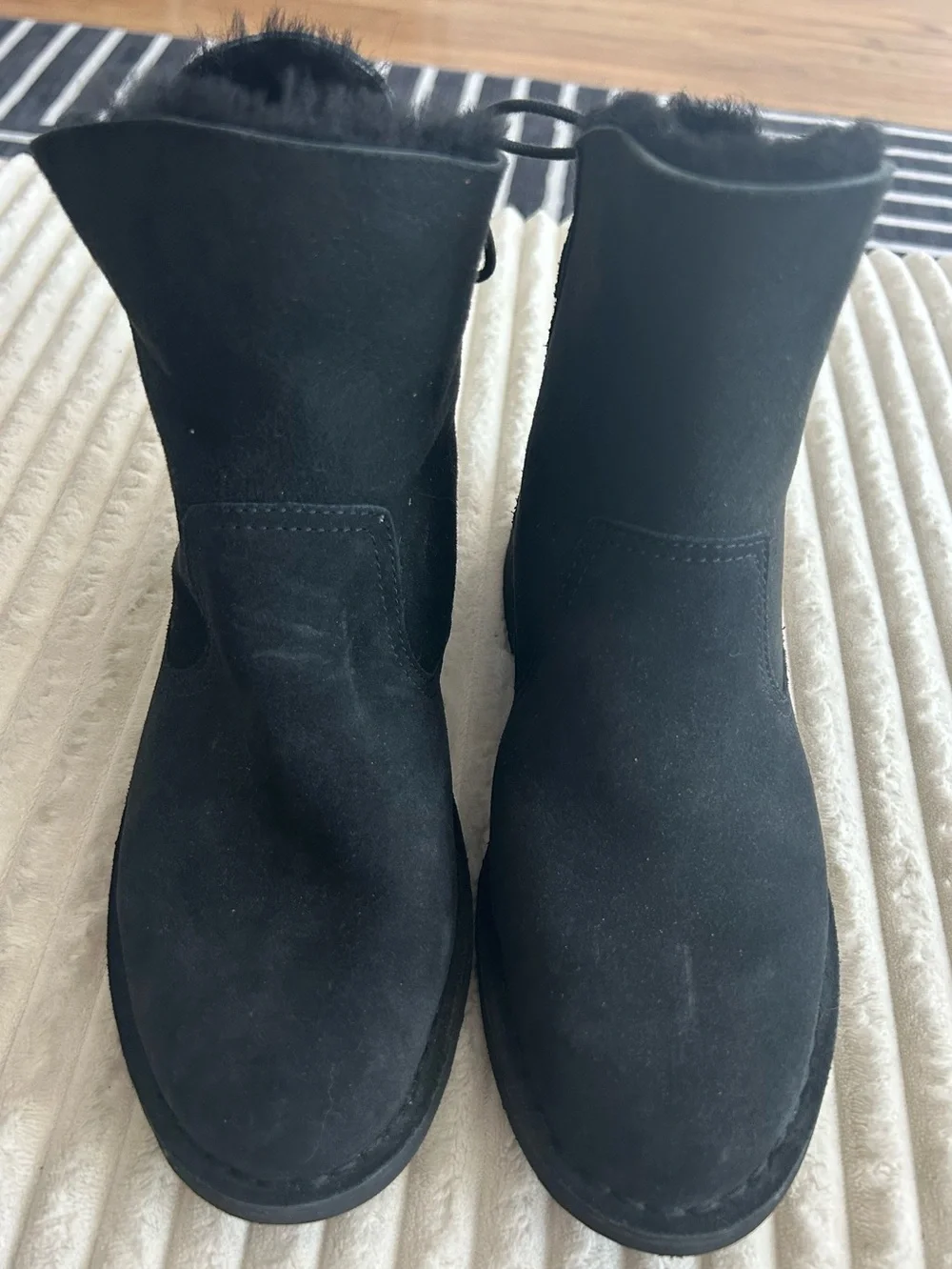 UGG Naiyah Black Suede Shearling-Lined Ankle Boots Lace Up Back Tie Sz 6